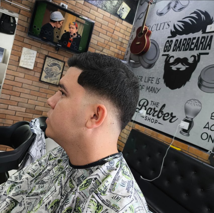 Degradê baixo com acabamento reto na têmpora, feito na GB Barbearia.