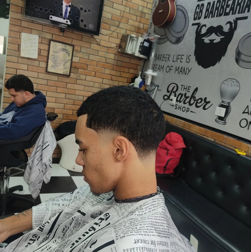 Transição de nuca em degradê com acabamento limpo, feita na GB Barbearia.