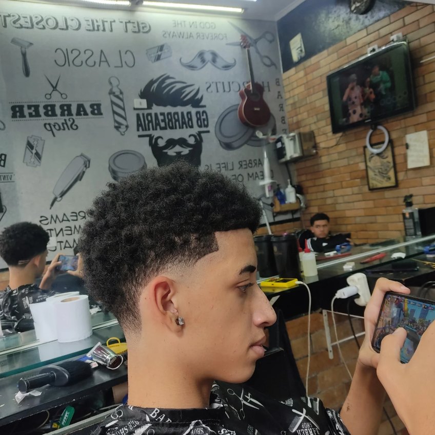 Cabelo cacheado com drop fade e risco lateral, feito na GB Barbearia.